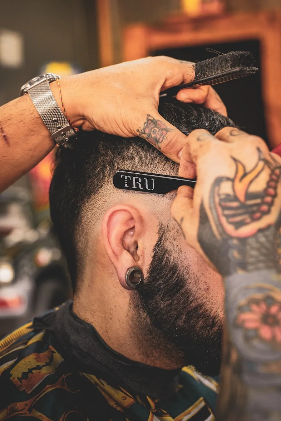 Skin fade med rakkniv och kam